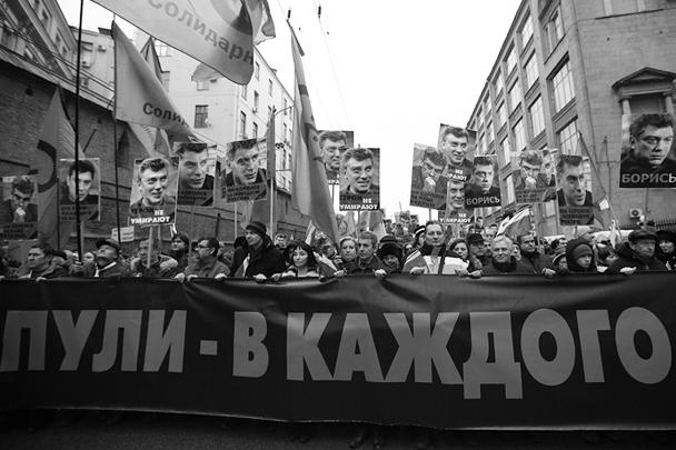 Около 15 часов в воскресенье в центре Москвы стартовала акция оппозиции. Накануне стало известно, что вместо оппозиционного марша «Весна», намеченного на 1 марта, в Москве пройдет траурный марш в память о убитом 27 февраля Борисе Немцове. По последним данным, число участников превысило 21 тыс. человек