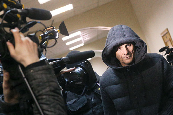 Губернатор Сахалинской области Александр Хорошавин – по пути в зал суда, который рассматривал ходатайство следствия о его аресте. В итоге Хорошавин, несмотря на непризнание своей вины в крупной взятке, был арестован
