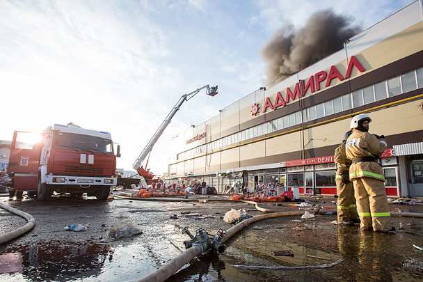 В одном из крупнейших торговых комплексов Казани вспыхнул пожар. Огонь охватил здание в считанные минуты. Несколько человек скончались от полученных травм. Пожар локализован, но под завалами все еще могут находиться люди