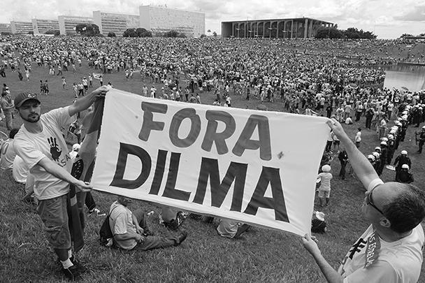Больше миллиона бразильцев вышли на общенациональные демонстрации с требованиями об объявлении импичмента президенту Дилме Руссефф. Акции протеста проходили на фоне ухудшения экономической ситуации в стране, а также крупного коррупционного скандала вокруг государственной нефтяной компании Petrobras