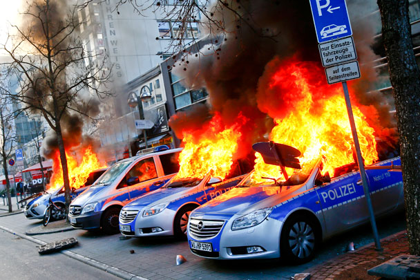 Акция протеста против политики Европейского Центробанка в немецком Франкфурте-на Майне обернулась массовыми беспорядками. В центре города горят автомобили, полиция применяет гранаты со слезоточивым газом  и водометы. В ходе столкновений есть десятки пострадавших с обеих сторон