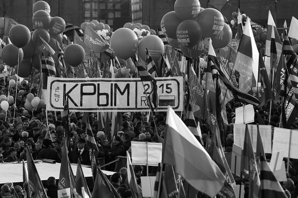 Больше ста тысяч человек пришли в Москве на Васильевский спуск у стен Кремля, чтобы принять участие в торжественном митинге-концерте, посвященном годовщине воссоединения Крыма с Россией. Одним из участников митинга стал и президент Путин