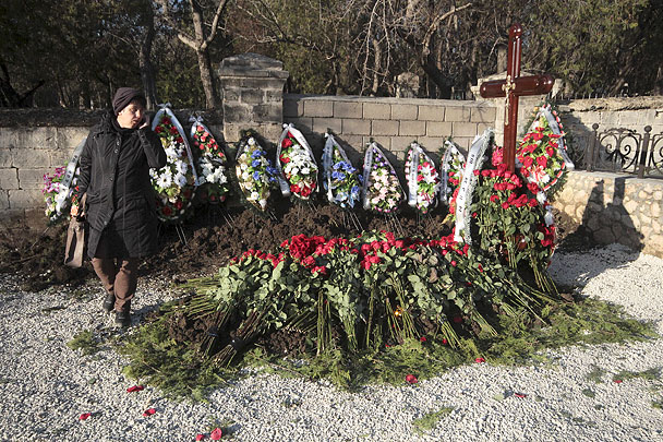 На фото – свежая могила Виктора Януковича-младшего, похороненного сегодня неподалеку от Свято-Никольского храма в Крыму. В церемонии погребения участвовал сам бывший президент Украины и его семья