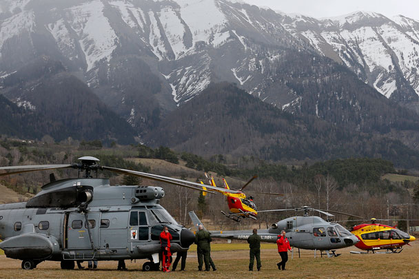 Появились первые фотографии работы спасателей на месте катастрофы А320 во Франции. Вертолеты далеко не с первой попытки смогли приземлиться на месте крушения, и это не единственная сложность, которая ожидает экстренные службы