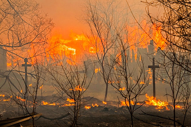 Пожары в Хакасии унесли жизни как минимум 15 человек, десятки местных жителей пострадали, сгорели более 1200 домов в 38 населенных пунктах. По последним данным, пожарным удалось ликвидировать все пожары в республике