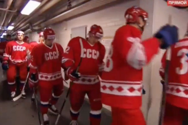 Уникальное событие в российском хоккее – впервые за много лет сборная страны вышла на матч в классической форме СССР. Это произошло во время матча Евротура против команды Финляндии