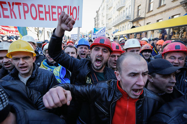 Новые протесты проходят на центральных улицах Киева – на этот раз Крещатик напротив министерства энергетики перекрыли шахтеры. Они заявляют, что не уедут из Киева, пока не выполнят все их требования