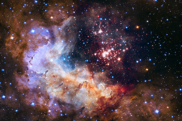 Космический телескоп «Хаббл» отметил 25-летие. В честь юбилея он запечатлел группу молодых звезд в созвездии Киль в южном полушарии неба, напоминающую сверкающий фейерверк. Группа из трех тысяч звезд находится в 20 тыс. световых лет от Земли