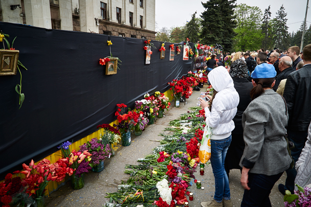 В Одессе в годовщину трагедии 2 мая прошел митинг памяти погибших в Доме профсоюзов. Тысячи горожан пришли на место, где в те трагические дни разворачивались страшные события. Родственники жертв и неравнодушные люди приносили цветы и венки, свечи и лампады, фотографии погибших