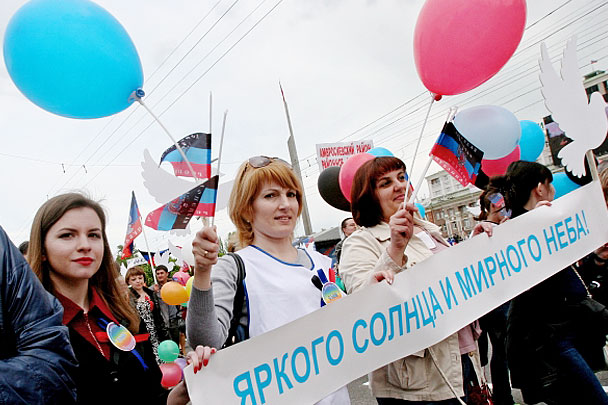 Приуроченный к годовщине проведения референдума о самоопределении парад прошел в понедельник в Донецке. В мероприятии приняли участие более 30 тыс. человек, также присутствовали первые лица республики. Это первое шествие такого масштаба в городе