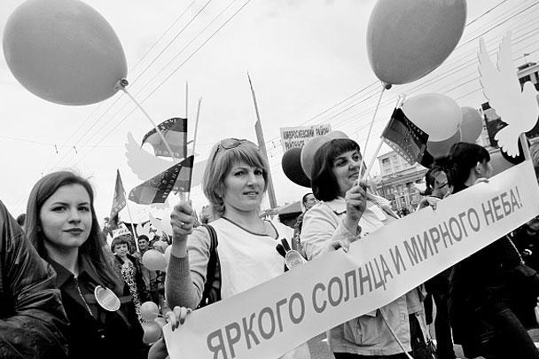 Приуроченный к годовщине проведения референдума о самоопределении парад прошел в понедельник в Донецке. В мероприятии приняли участие более 30 тыс. человек, также присутствовали первые лица республики. Это первое шествие такого масштаба в городе