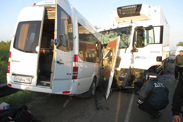 Автобус Mercedes, направлявшийся из Казани в Петербург, совершил лобовое столкновение с грузовиком MAN в районе поселка Новоликеево Нижегородской области. В салоне автобуса находились 20 человек, в том числе 12 детей, направлявшихся на соревнования по карате. В результате три человека погибли, из них один ребенок