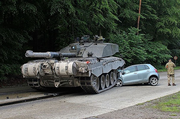 Необычное ДТП произошло в Германии – под танк попала крохотная легковушка. Сидевшая за рулем автомобиля девушка, как заявляется, не заметила военную колонну – и чудом осталась жива
