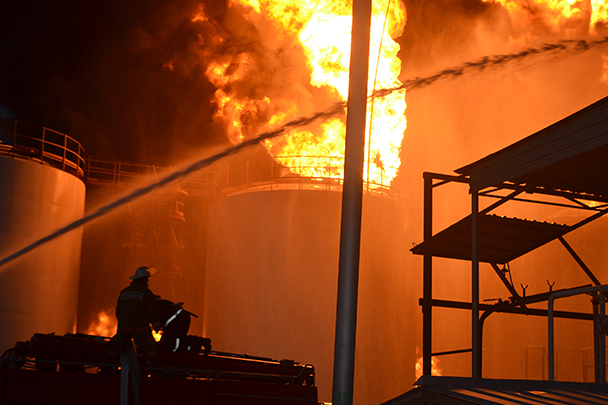 Пожар на нефтебазе «БРСМ-нефть» в селе Крячки Киевской области вспыхнул вечером в понедельник. К утру вторника пожарным не удалось справиться с огнем, в результате загорелись все 17 резервуаров с топливом. По некоторым данным, погибли четверо, но не исключается, что число жертв может возрасти