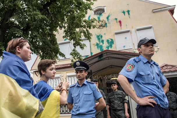 Варварское нападение на генеральное консульство России произошло в Харькове. Несмотря на присутствие милиции, украинские националисты забросали здание баллончиками с краской и яйцами