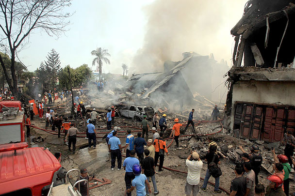 В пригороде индонезийского города Медан потерпел крушение военно-транспортный самолет Hercules C-130. Он упал на отель, задев при этом жилые дома. В результате инцидента погибли порядка 38 человек, число жертв может возрасти