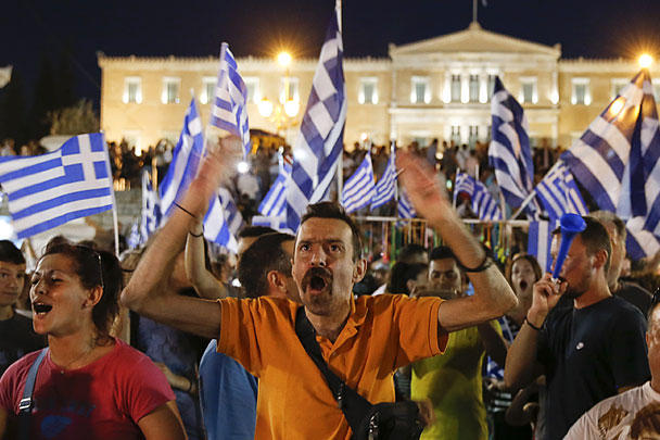 В Греции сторонники отказа от соглашения с европейскими кредиторами бурно отметили победу национальной политики над требованиями европейских кредиторов. На прошедшем в воскресенье референдуме 61,31 процента греков сказали «нет» политике жесткой экономии, оставив оппонентов в меньшинстве. В стране продолжаются массовые гуляния и демонстрации, которые не обошлись и без уличных беспорядков