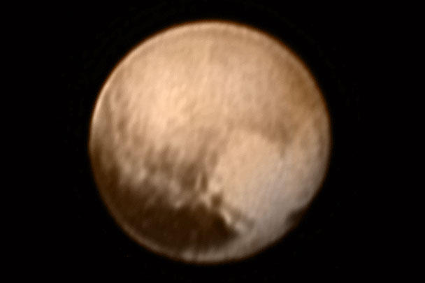 Космический зонд New Horizons 8 июля передал наиболее качественную на настоящий момент фотографию Плутона. В правой нижней части снимка хорошо видно светлое пятно в форме сердца. Плутон является самым крупным из всех объектов в поясе Койпера, известных астрономам. Он был открыт в 1930 году американским ученым Клайдом Томбо и считался полноценной девятой планетой Солнечной системы до тех пор, пока в 2006 году Международный астрономический конгресс после долгих дебатов не объявил его планетой-карликом. Диаметр Плутона – около 3 тыс. км, в то время как диаметр Луны равен примерно 3,5 тыс. км