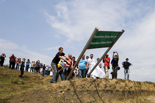 Грузинские журналисты выкорчевали из земли пограничный знак между Южной Осетией и Грузией. Указатель с надписью «Республика Южная Осетия» они сначала затоптали, а потом выкинули в кучу мусора. По их мнению, Россия незаконно передвинула границу вглубь Грузии