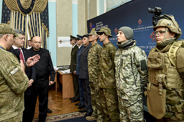 В украинском минобороны президенту Петру Порошенко показали новую форму для вооруженных сил страны. Порошенко опубликовал в своем «Фейсбуке» фотографии, которые вызвали бурю восторга у украинских патриотов