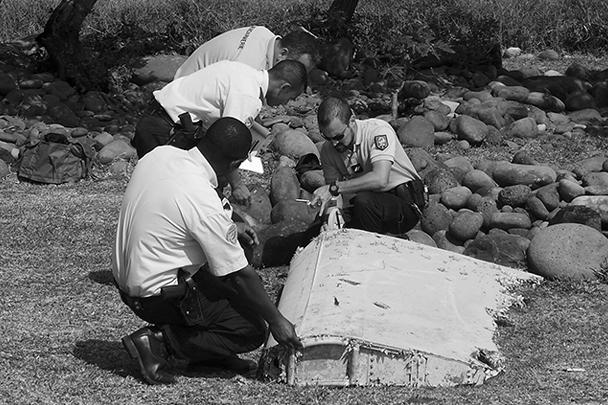 Уборщики мусора обнаружили на побережье Реюньон к востоку от Мадагаскара покрытый ракушками фрагмент самолета. Власти Малайзии заявляют, что «практически уверены» в принадлежности останков Boeing 777, пропавшему 8 марта 2014 года. Это не первый найденный фрагмент лайнера
