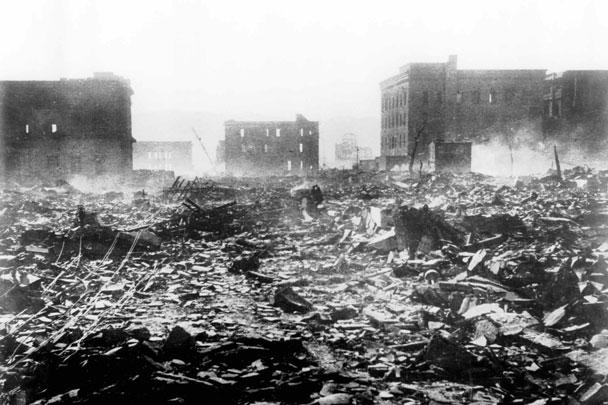 В августе 1945 года американские пилоты сбросили атомные бомбы на Хиросиму и Нагасаки. В результате бессмысленных ударов погибло более 250 тысяч человек, в основном мирные жители. Утром 6 августа 1945 года американский бомбардировщик Enola Gay сбросил на  Хиросиму атомную бомбу «Малыш». Три дня спустя, 9 августа 1945-го, атомная бомба «Толстяк» была сброшена на город Нагасаки с бомбардировщика Bockscar. Так выглядел город Хиросима сразу после бомбежки