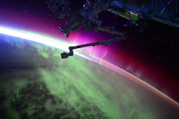 Американский астронавт Скот Келли опубликовал сделанный с орбиты удивительной красоты снимок северного сияния. Снимок интересен тем, что сделан буквально за несколько секунд до восхода солнца