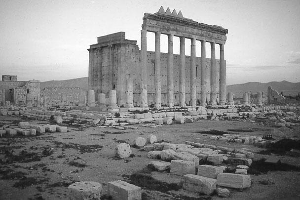 Так выглядел храм Бэла в древней Пальмире в Сирии, построенный во времена Римской империи. Теперь на этом месте лишь груды обломков – фанатики из террористической группировки «Исламское государство» 30 августа разрушили памятник 