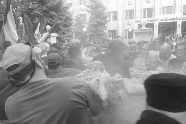 Члены украинских националистических организаций устроили беспорядки у здания одного из одесских судов, который принимал решение об аресте задержанного лидера одесского отделения «Правого сектора»