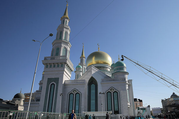 В Москве после масштабной реконструкции открылась Соборная мечеть. Площадь комплекса увеличилась в 20 раз – до 19 тыс. кв. метров. Теперь это крупнейшая мечеть в Европе. На открытии присутствовали президенты России, Турции, Палестины, главы Чечни, Татарстана, Дагестана и Ингушетии