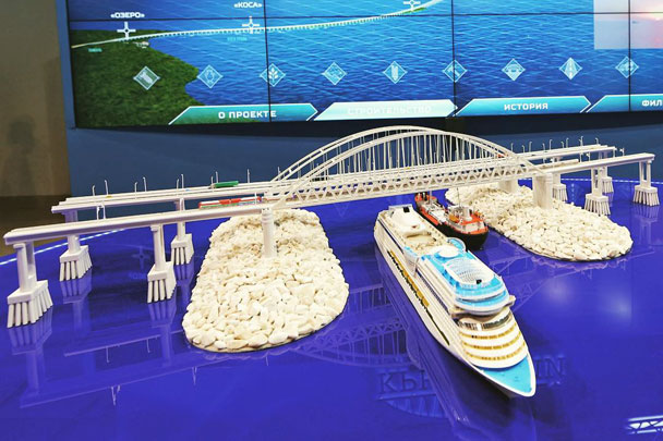 В рамках Международного инвестиционного форума «Сочи-2015» премьер-министру Дмитрию Медведеву продемонстрировали проект строительства моста через Керченский пролив. Его общая протяженность составит 19 км, наибольшая глубина погружения свай – 70 м