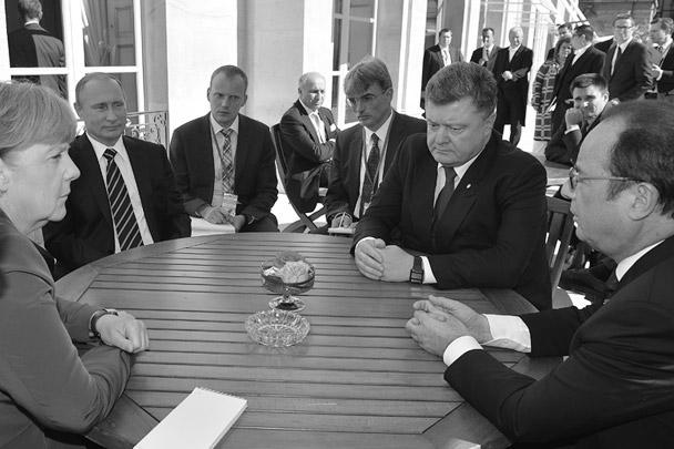 Крайне выразительным выглядит на этой фотографии лицо Петра Порошенко. Он снят в момент неформальной встречи лидеров «нормандской четверки», прошедшей в пятницу в Париже. Ход обсуждения президенту Украины, в отличие от Владимира Путина, явно не по душе