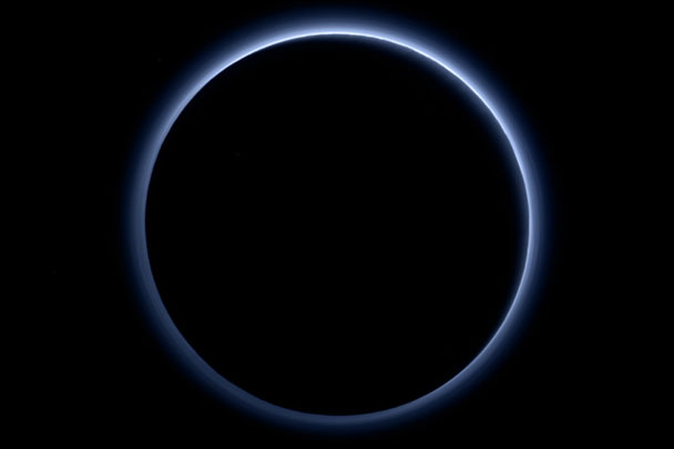 Ученые НАСА получили новые данные с космического зонда New Horizons. На одной из фотографий видно, что в атмосфере Плутона наблюдается дымка голубого цвета – «голубое небо». А на Марсе обнаружены следы озер с водой