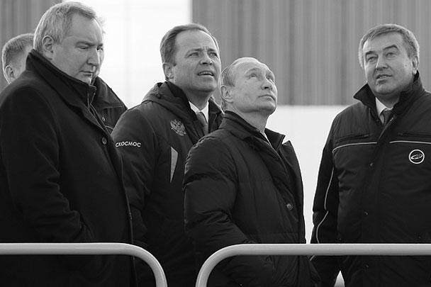 Президент Владимир Путин, вице-премьер Дмитрий Рогозин и другие высокопоставленные лица посетили в среду космодром Восточный. Глава государства отругал строителей за задержку с вводом объектов, потребовал довести дела до суда и разрешил перенести первый пуск на весну следующего года