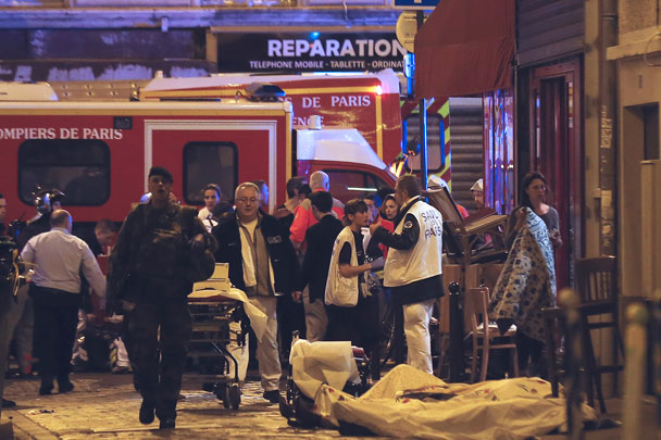 Трагедия в Париже: десятки человек стали жертвами целой серии терактов, произошедших в ночь на субботу во французской столице. Нападения, перестрелки и взрывы произошли почти одновременно сразу в нескольких разных кварталах