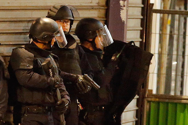 Французский полицейский спецназ начал операцию в северном пригороде Парижа Сен-Дени, где в одной из квартир укрылась группа предполагаемых террористов. Одной из целей полицейских рейдов является подозреваемый в организации терактов 13 ноября Абдельхамид Абауд