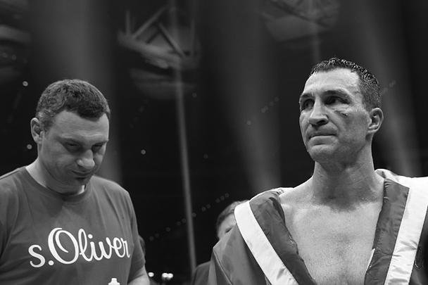 Украинский боксер по очкам проиграл британцу Тайсону Фьюри, который отобрал у него титулы чемпиона мира по версиям IBF, IBO, WBO и WBA. Бой, прошедший в Дюссельдорфе, завершился победой британца по итогам 12 раундов единогласным решением судей