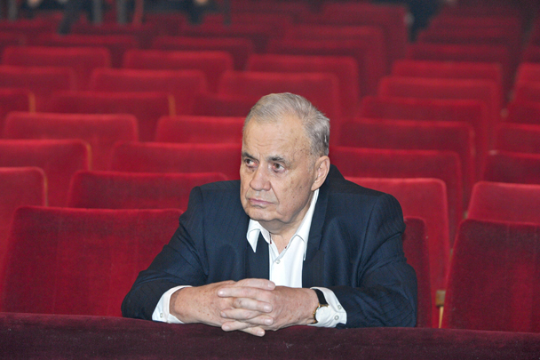 Кинорежиссер, сценарист и поэт Эльдар Рязанов скончался в Москве на 89-м году жизни. Причиной его смерти стала острая сердечная недостаточность. Коллеги по цеху и зрители говорят, что с ним ушла целая эпоха