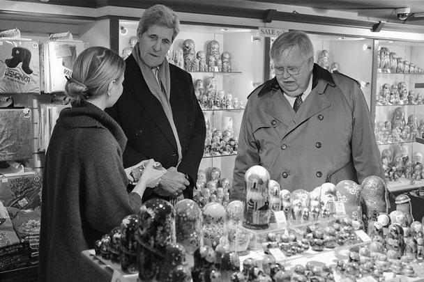 Госсекретарь США Джон Керри не ограничился общением с политиками в ходе визита в Москву. Он прогулялся по Арбату, где зашел за подарками в сувенирные лавки, а также пообщался с простыми москвичами. Компанию ему составили Джон Теффт и Виктория Нуланд