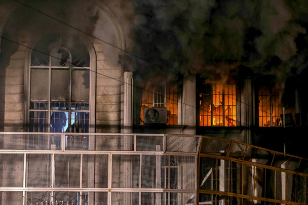 В Тегеране толпа ворвалась в здание посольства Саудовской Аравии и устроила там настоящий погром. Здание забросали камнями и коктейлями Молотова, что привело к пожару. Так иранцы выразили протест против казни 47 человек в Саудовской Аравии, в том числе шиитского проповедника, известного борца за равноправие верующих