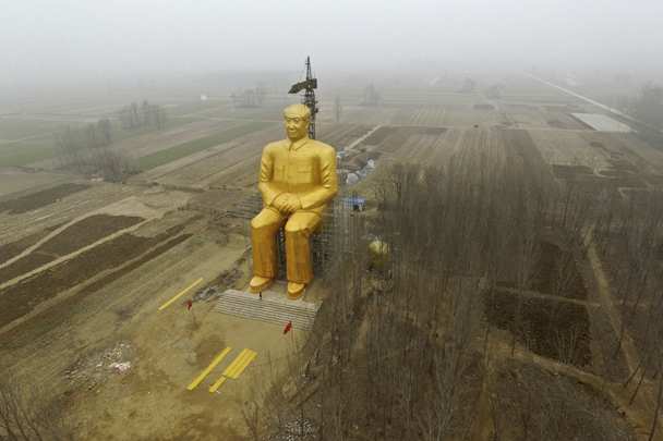 На востоке Китая в селе Тунсюй установили памятник бывшему лидеру компартии Мао Цзэдуну. Скульптура достигает 36 метров в высоту. Окрашенная в золотой цвет фигура выполнена из стали и бетона. Стоимость монумента составила три миллиона юаней (около 400 тысяч евро)