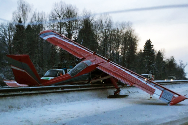 Пилот легкомоторного самолета «Вильга-35» забыл дозаправиться перед полетом, из-за чего ему пришлось совершать посадку на 63-м километре Ярославского шоссе. В результате происшествия никто не пострадал. В результате жесткой посадки самолет получил повреждения, другие транспортные средства остались целы