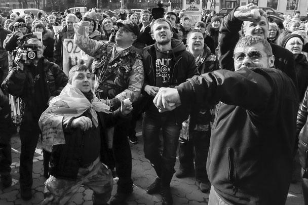 Так называемый мирный митинг за освобождение обвиняемой в убийстве российских журналистов Надежды Савченко привел к тому, что протестующие закидали посольство России на Украине яйцами и камнями. Еще одна группа хулиганов ранее испортила машины российских дипломатов