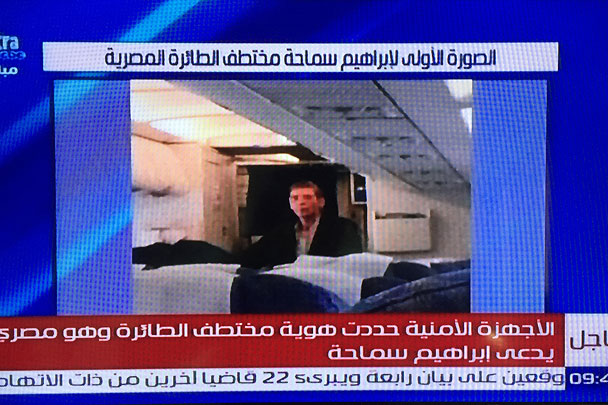На Кипре сел самолет A320 EgyptAir, направлявшийся из Александрии в Каир, но сменивший курс после того, как был захвачен неизвестным. По одним данным, захватчик – египтянин Ибрагим Самаха, преподававший в американском университете, по другим – профессор Каирского университета Сейф ад-Дин Мустафа
