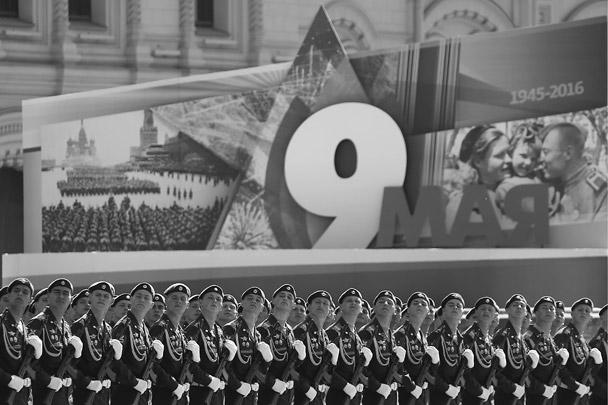 В Москве на Красной площади прошел парад в честь 71-й годовщины Победы в Великой Отечественной войне. В параде участвовали около 10 тысяч человек, 135 единиц техники и 71 летательный аппарат. Впервые по Красной площади прошагали девушки-курсанты