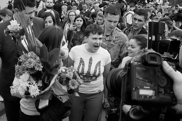 Украинская летчица Надежда Савченко была встречена на родине с большим ажиотажем. Накричав на журналистов и рассказав о планах на будущее, она в сопровождении сестры отправилась на аудиенцию к Порошенко, который заготовил для «героини» пламенную речь и медаль