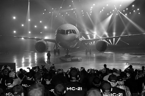 Корпорация «Иркут» (в составе ОАК) провела торжественную церемонию выкатки самолета МС-21-300, предназначенного для проведения летных испытаний. Это первый со времен СССР новейший российский магистральный лайнер, который, по словам Медведева, поможет России удержаться в «высшей лиге»
