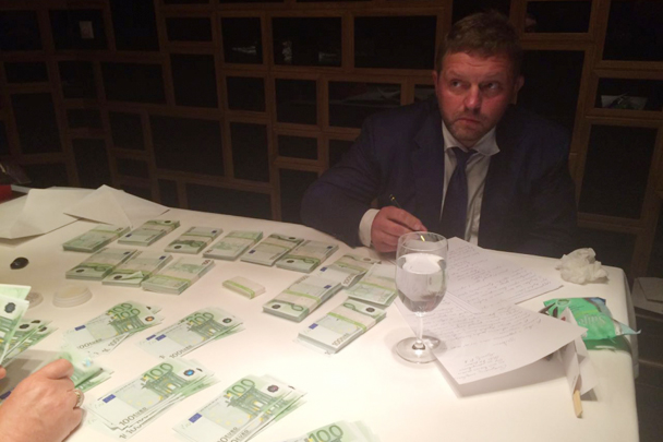 На этой фотографии, распространенной Следственным комитетом, кировский губернатор Никита Белых пишет первые показания по поводу лежащих перед ним купюр. Как утверждает следствие, это крупная взятка, предназначавшаяся чиновнику