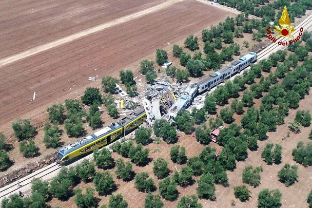 Десятки человек погибли в железнодорожной катастрофе на юге Италии. «Произошло фронтальное столкновение поездов, некоторые вагоны оказались буквально полностью смяты», – заявил представитель пожарной службы 