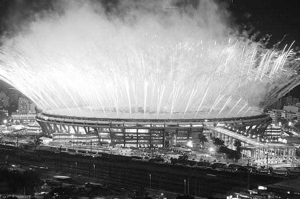 На стадионе «Маракана» в Рио-де-Жанейро прошла торжественная церемония открытия XXXI летних Олимпийских игр, сопровождавшаяся зажигательными танцами. Делегация сборной России насчитывала 160 человек, ее появление зрители встретили аплодисментами